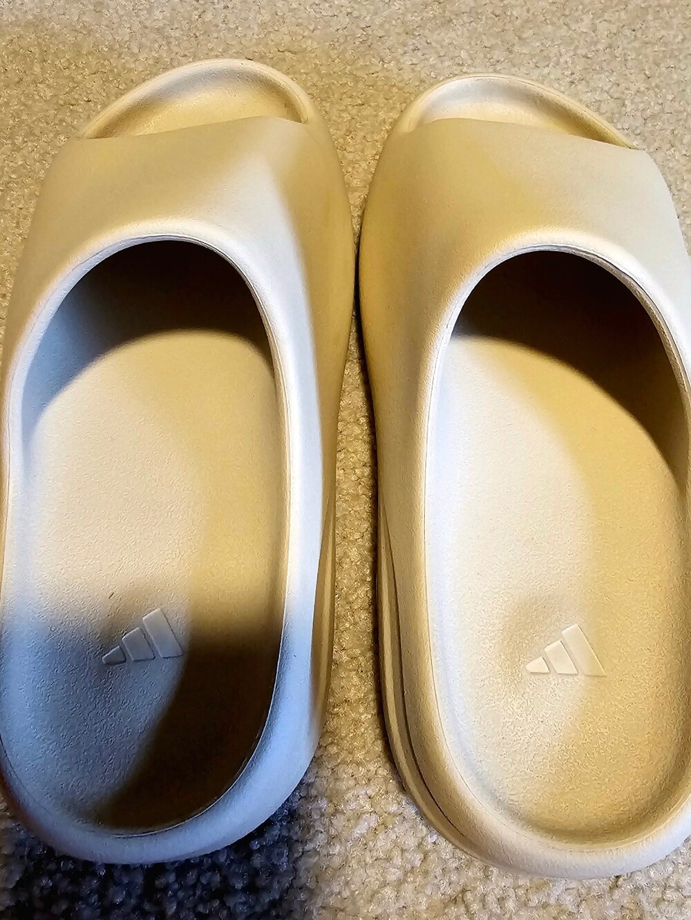 Yeezy Slides - Picture 2 of 8